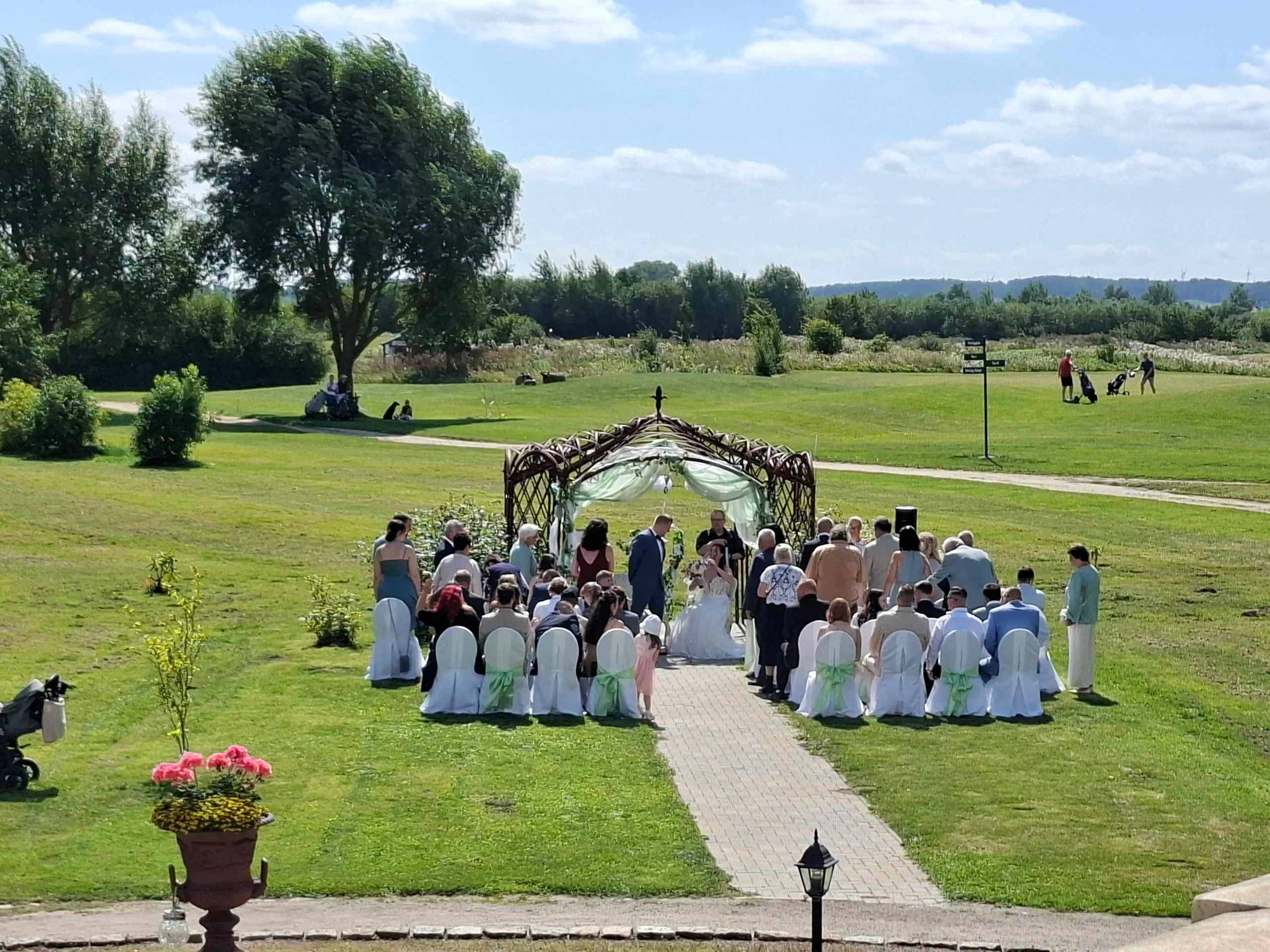 Trauung unter freiem Himmel im Schloss Krugsdorf in Mecklenburg-Vorpommern